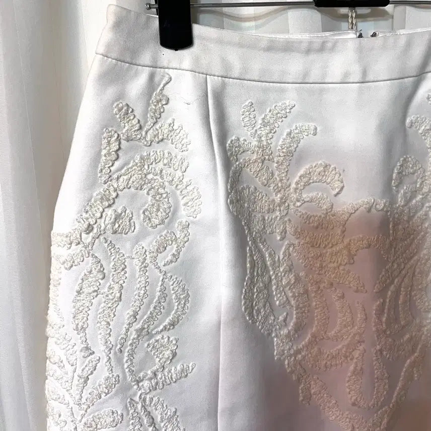 [BUNJANG] Sisley White Embroidered Mini Skirt / 시슬리 화이트 자수 미니스커트 42 사용감있음