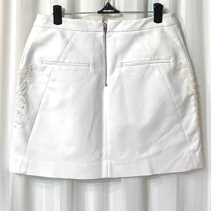 [BUNJANG] Sisley White Embroidered Mini Skirt / 시슬리 화이트 자수 미니스커트 42 사용감있음