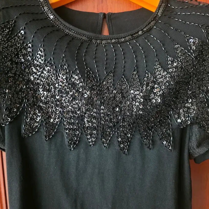 [BUNJANG] Black Sequin Embellished Short Sleeve Blouse / 블랙 스팽글 반팔 블라우스