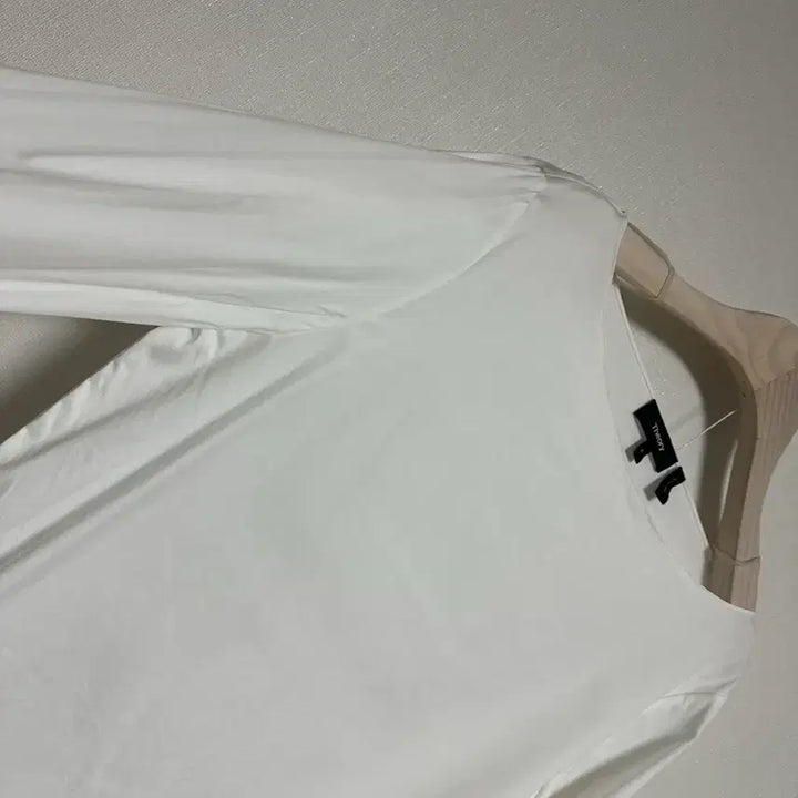 [SOLD OUT] 띠어리 보우트넥 화이트 스판 블라우스