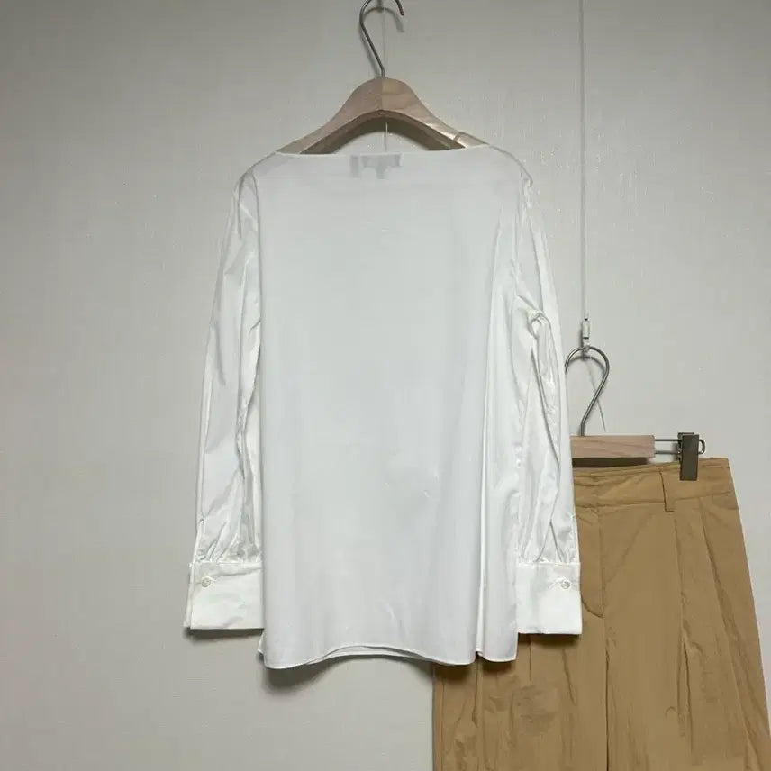 [SOLD OUT] 띠어리 보우트넥 화이트 스판 블라우스