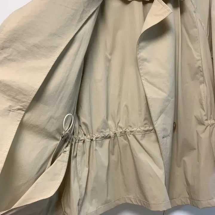 [BUNJANG] JEIKKI Beige Short Trench Jacket / JEIKKI 브랜드의 베이지 색상 숏 트렌치 자켓