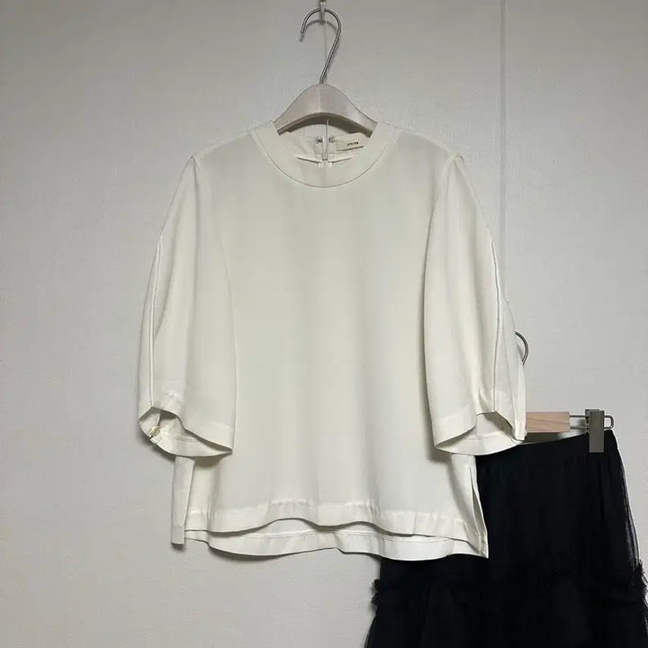 [BUNJANG] System Slit Sleeve Silk Blouse / 시스템 절개 슬리브 실켓 블라우스
