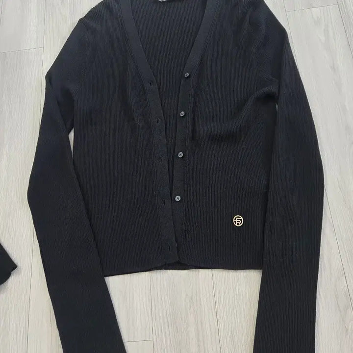 [BUNJANG] Frontrow Cardigan and Sleeveless Set Black (S) / 프론트로우 브이넥 가디건 슬리브리스 세트 블랙