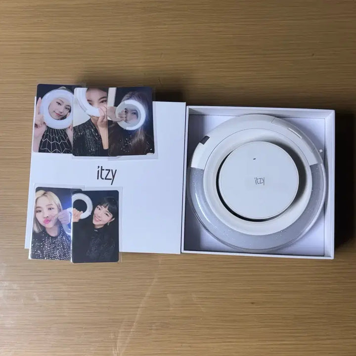 [BUNJANG] ITZY Light Ring Ver.1 (Includes Photocard) / 있지 라이트링 응원봉 ver.1  (라이트링 포카 포함)
