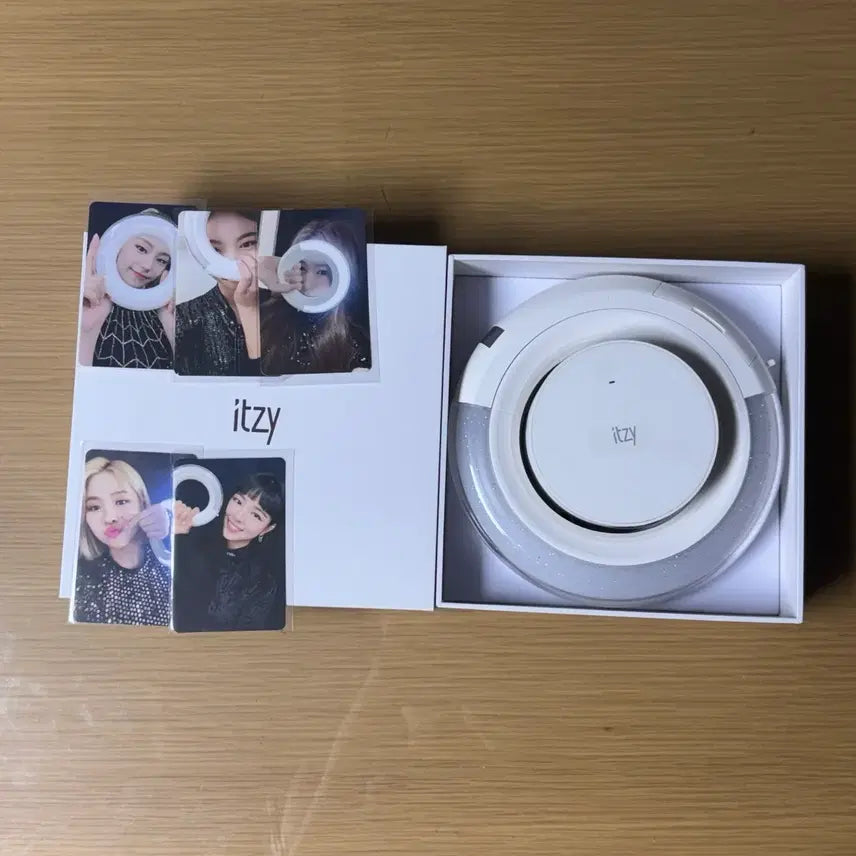 [BUNJANG] ITZY Light Ring Ver.1 (Includes Photocard) / 있지 라이트링 응원봉 ver.1  (라이트링 포카 포함)