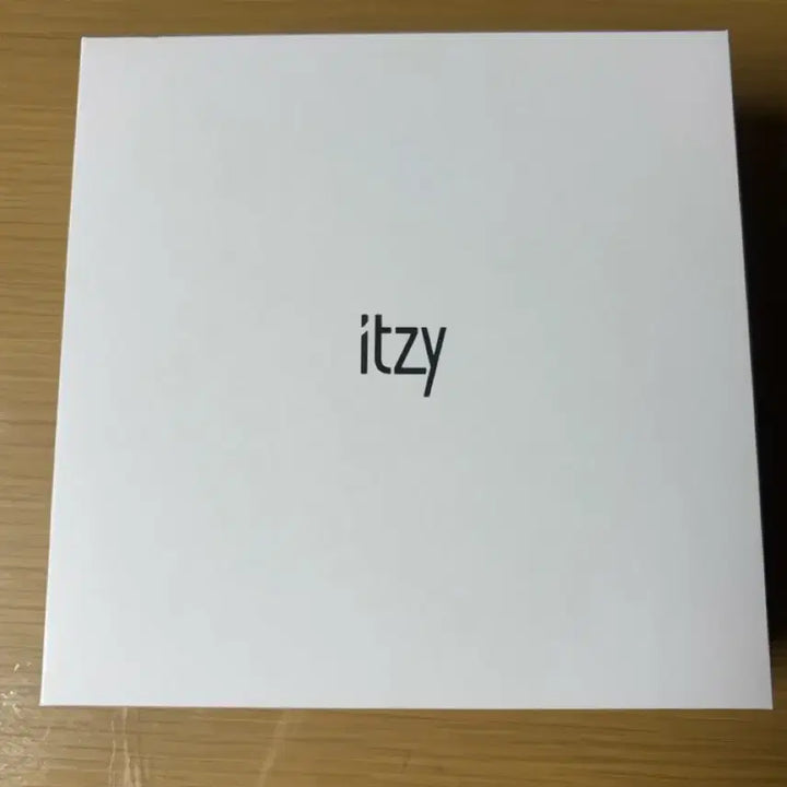 [BUNJANG] ITZY Light Ring Ver. 1 Official Lightstick with Photocard / 있지 라이트링 응원봉 ver.1  (라이트링 포카 포함)