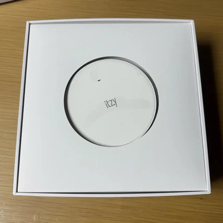 [BUNJANG] ITZY Light Ring Ver. 1 Official Lightstick with Photocard / 있지 라이트링 응원봉 ver.1  (라이트링 포카 포함)