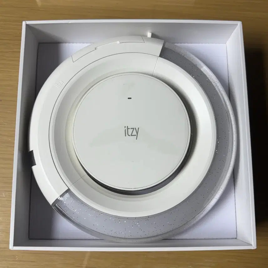 [BUNJANG] ITZY Light Ring Ver.1 (Includes Photocard) / 있지 라이트링 응원봉 ver.1  (라이트링 포카 포함)