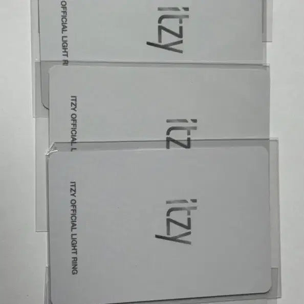 [BUNJANG] ITZY Light Ring Ver.1 (Includes Photocard) / 있지 라이트링 응원봉 ver.1  (라이트링 포카 포함)