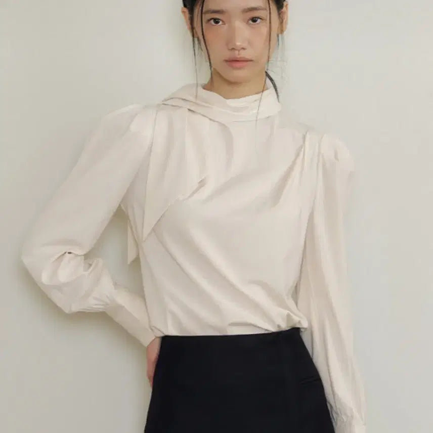 [BUNJANG] 루시르주 블라우스 크림베이지 (배우 금새록 착용 블라우스) / 루시르주 블라우스 크림베이지 (배우 금새록 착용 블라우스)