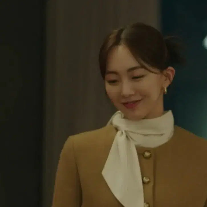 [BUNJANG] 루시르주 블라우스 크림베이지 (배우 금새록 착용 블라우스) / 루시르주 블라우스 크림베이지 (배우 금새록 착용 블라우스)