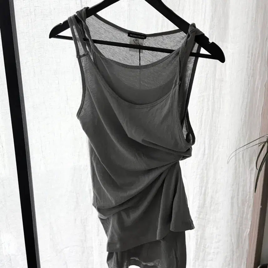 [BUNJANG] Andersson Bell Twist Sleeveless Top / 앤드뮐미스터 트위스트 슬리브리스