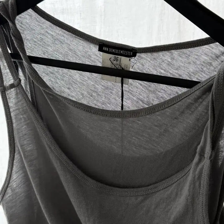 [BUNJANG] Andersson Bell Twist Sleeveless Top / 앤드뮐미스터 트위스트 슬리브리스