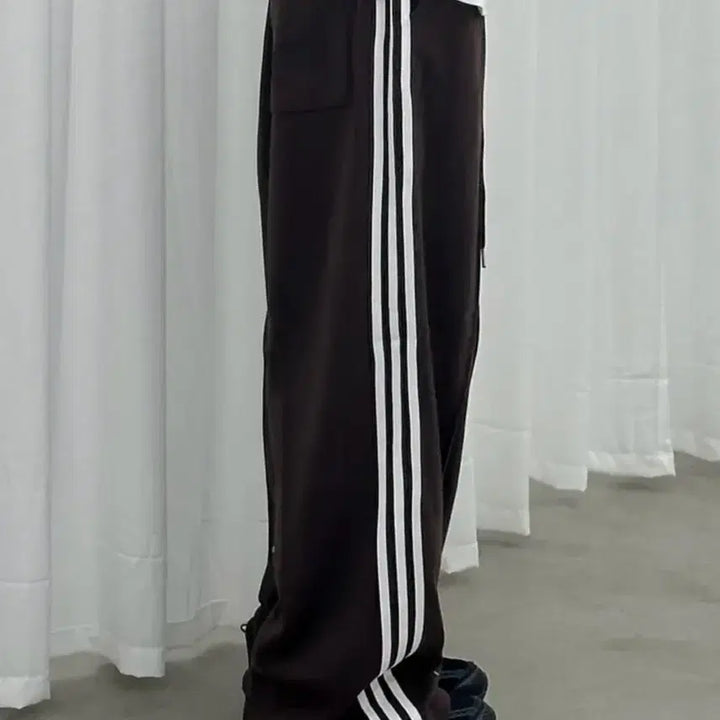 [BUNJANG] Astaatin Three-Line Track Training Pants Brown / 아스타틴 삼선 라인 트랙 트레이닝 팬츠 브라운