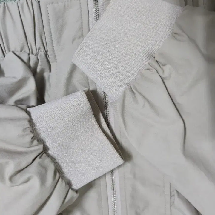 [BUNJANG] Beige Hooded Windbreaker Jacket / 간절기 바람막이 점퍼