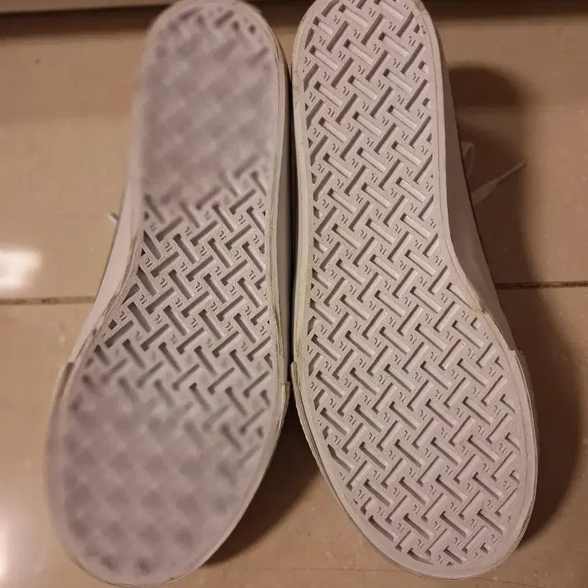 [BUNJANG] Fila White Sneakers Mule (230) / 