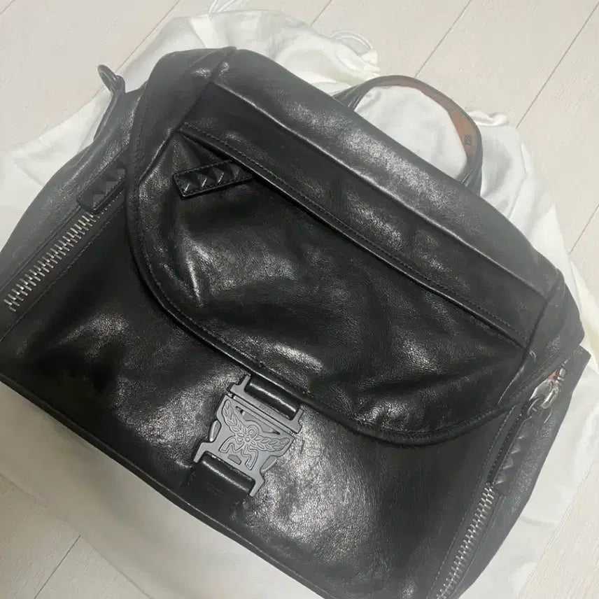 [BUNJANG] MCM Black Leather Messenger Bag / MCM 블랙 가죽 메신저백