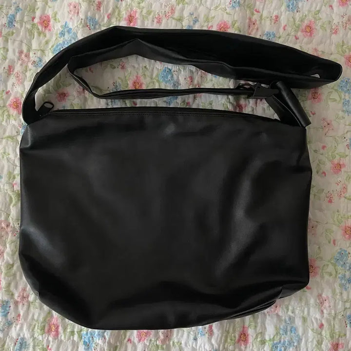 [BUNJANG] MMGL Vegan Leather Small Messenger Bag / MMGL 비건 레더 스몰 메신저백