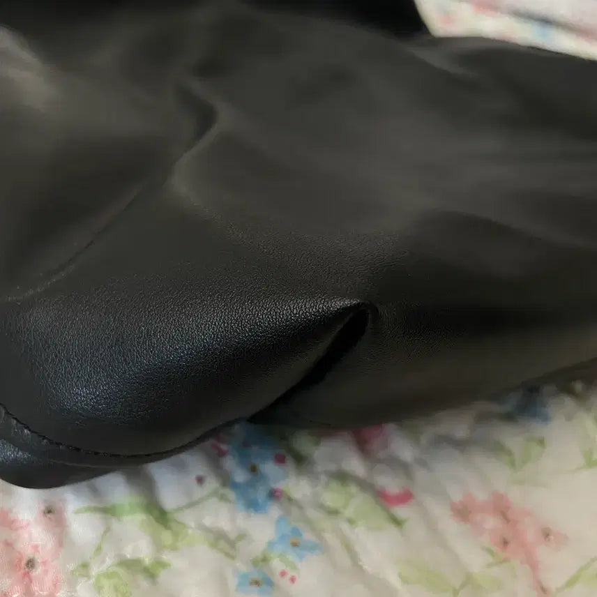 [BUNJANG] MMGL Vegan Leather Small Messenger Bag / MMGL 비건 레더 스몰 메신저백