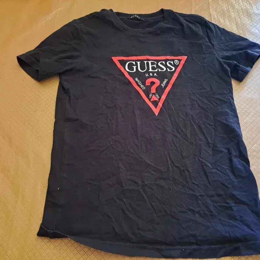 [BUNJANG] Guess Triangle Logo Black T-shirt / 게스 삼각 로고 블랙 반팔티셔츠