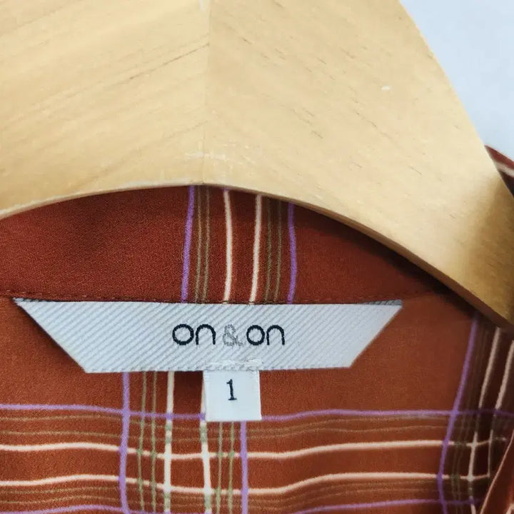 [BUNJANG] On&amp;On Check Blouse / 온앤온  체크 브라우스