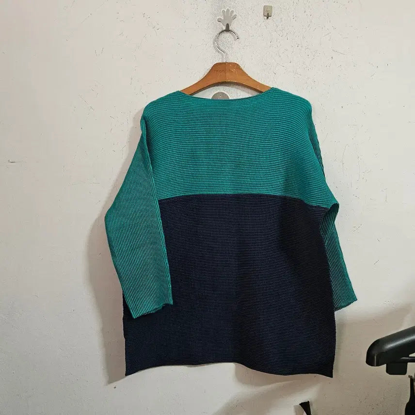 [BUNJANG] Two-Tone Knit Long Sweater / 투톤 플리츠셔츠