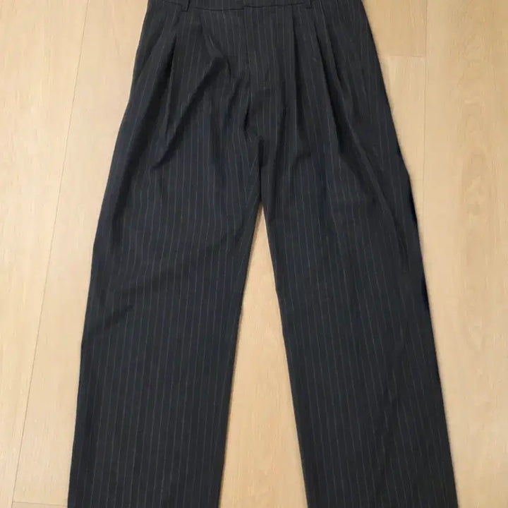 [BUNJANG] Work On Body Off Three-Tuck Semi-Wide Stripe Slacks Dark Gray L / 워크온바디오프-쓰리턱 세미 와이드 스트라이프 슬랙스 [다크 그레이]_(L