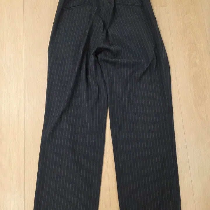 [BUNJANG] Work On Body Off Three-Tuck Semi-Wide Stripe Slacks Dark Gray L / 워크온바디오프-쓰리턱 세미 와이드 스트라이프 슬랙스 [다크 그레이]_(L