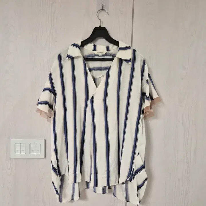 [BUNJANG] BENETTI Striped Blouse / 시원한 스트라이프 패턴의  제평 베네티 BENETTI 블라우스