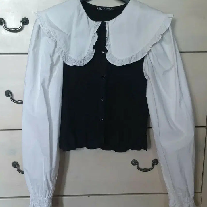 [SOLD OUT] 자라 블랙 셔링 블라우스 화이트 카라