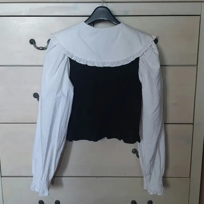 [SOLD OUT] 자라 블랙 셔링 블라우스 화이트 카라