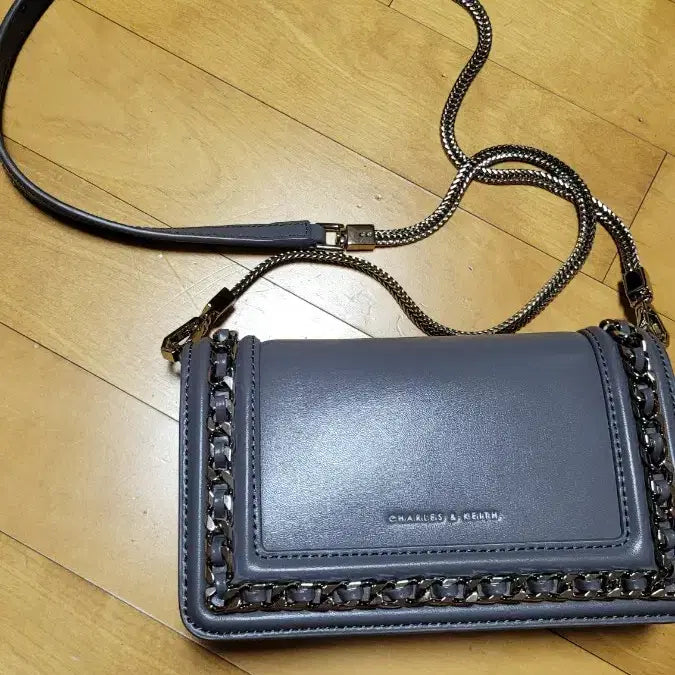 [BUNJANG] Charles &amp; Keith Chain Crossbody Bag - Gray / 찰스앤키스 체인 크로스백 그레이
