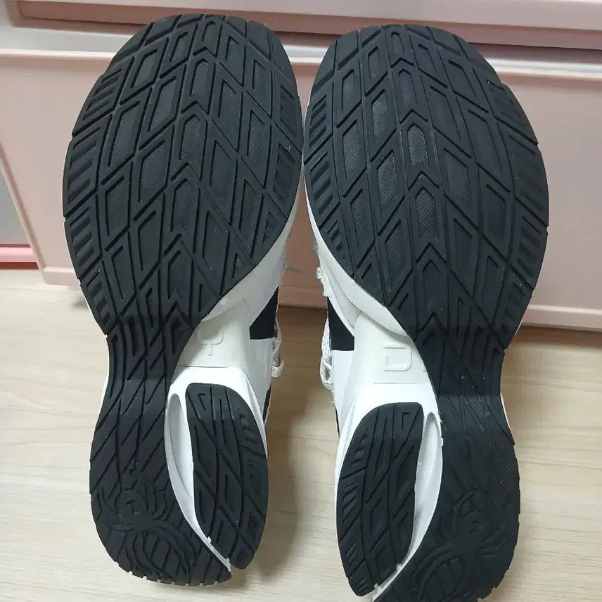 [BUNJANG] Spider White Knit Sneakers / 화이트 니트 운동화 블랙 포인트 스파이더
