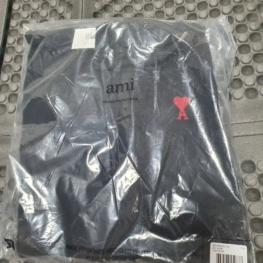 [BUNJANG] AMI Small Heart Black Sweatshirt (Size S) / 아미 스몰 하트 블랙 맨투맨 s