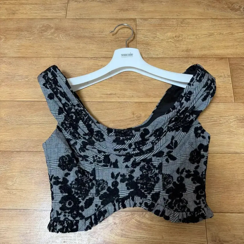 [BUNJANG] Floral Sleeveless Top / 서쿠기탑