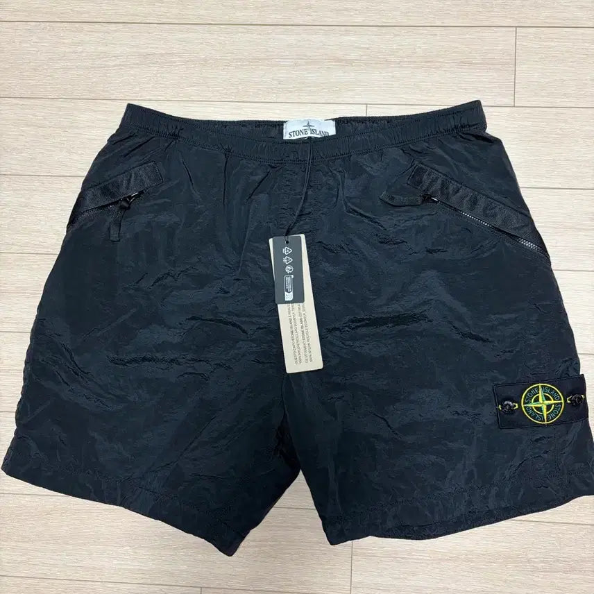 [SOLD OUT] 스톤아일랜드 26SS 나일론메탈 버뮤다 숏팬츠 32