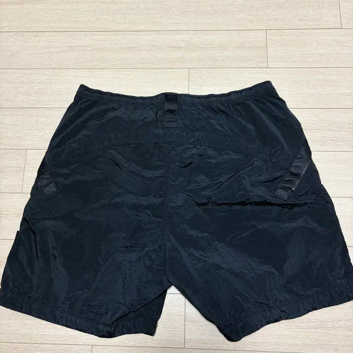 [SOLD OUT] 스톤아일랜드 26SS 나일론메탈 버뮤다 숏팬츠 32
