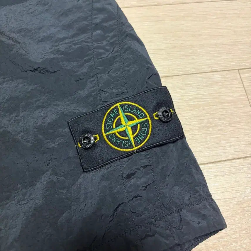 [SOLD OUT] 스톤아일랜드 26SS 나일론메탈 버뮤다 숏팬츠 32