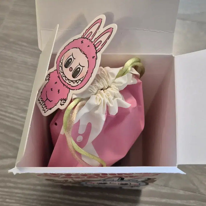 [BUNJANG] 라부부 마카롱 리치 베리(파우치 포함) 팝니다. / 라부부 마카롱 리치 베리(파우치 포함) 새상품 팝니다.