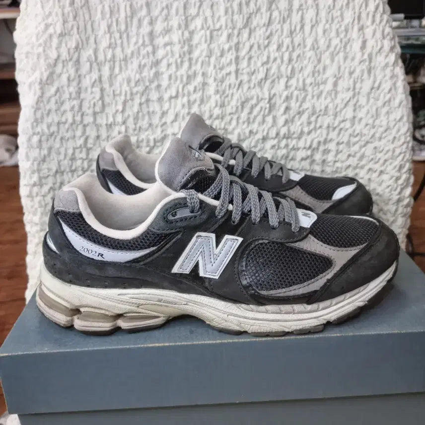 [SOLD OUT] 뉴발란스 2002R 운동화 (265)