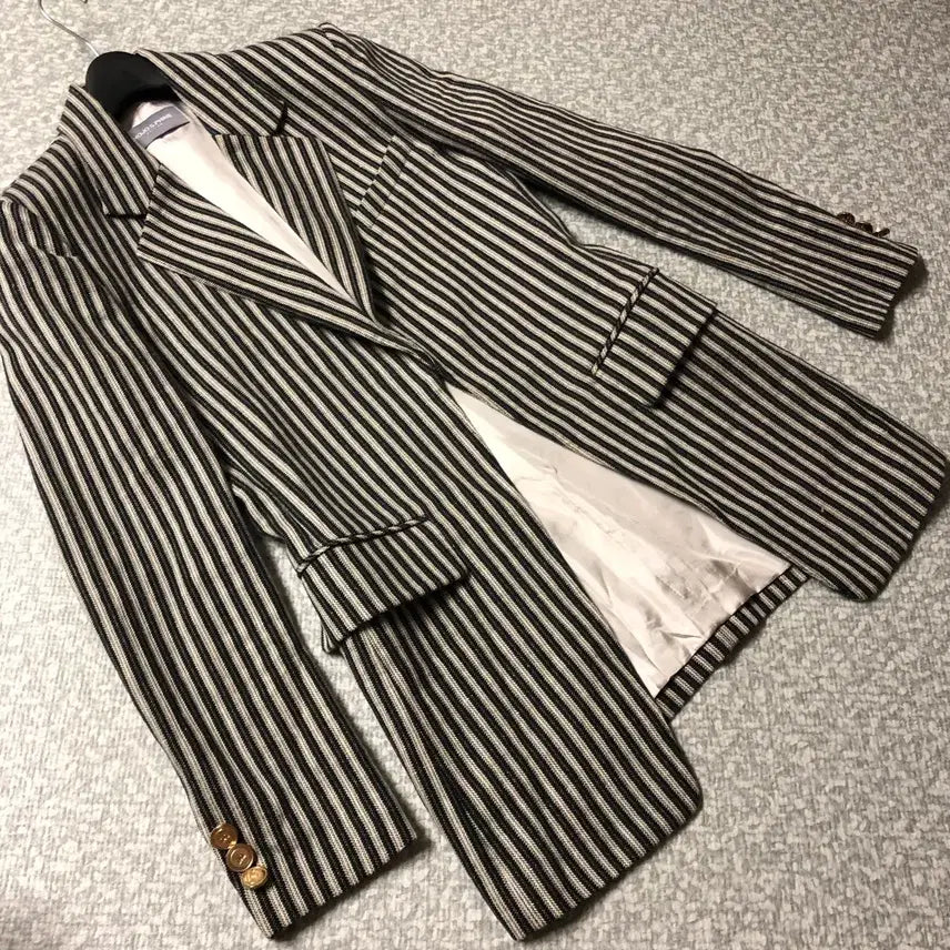 [SOLD OUT] 모조에스핀 금장 로고 단추 스트라이프 자켓 재킷 출근룩 올드머니룩