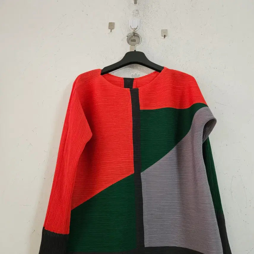 [SOLD OUT] 컬러 블록 플리츠 롱 티셔츠