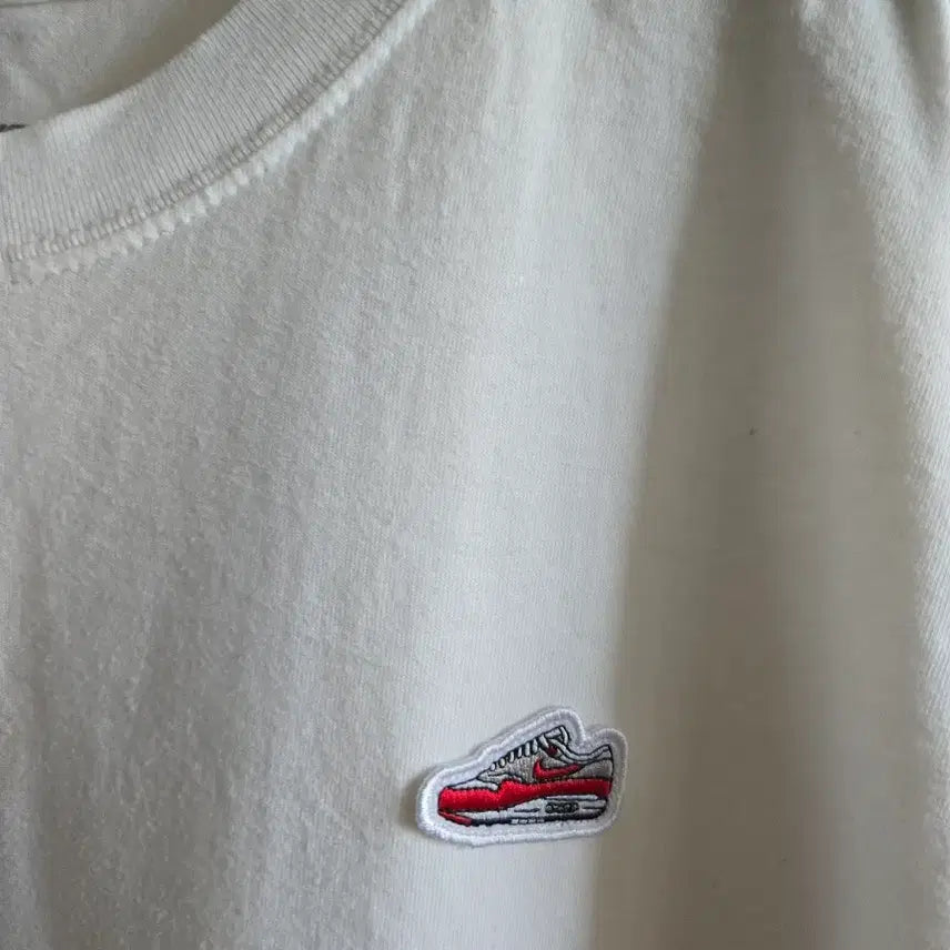 [BUNJANG] Nike White Embroidered T-shirt / 나이키 흰색 반팔 티셔츠 운동화 자수