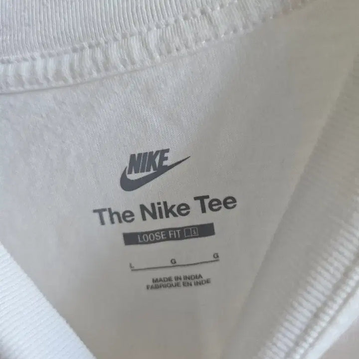 [BUNJANG] Nike White Embroidered T-shirt / 나이키 흰색 반팔 티셔츠 운동화 자수