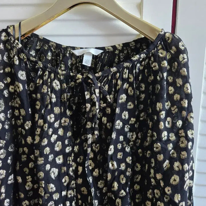 [BUNJANG] H&amp;M Black &amp; Gold Pattern Blouse / H&amp;M 블랙/골드 패턴 블라우스