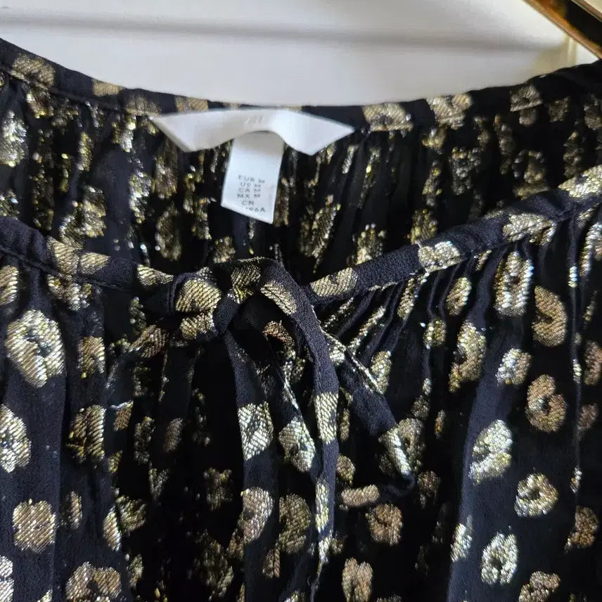 [BUNJANG] H&amp;M Black &amp; Gold Pattern Blouse / H&amp;M 블랙/골드 패턴 블라우스