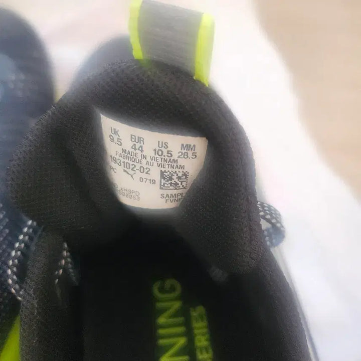 [BUNJANG] Puma Running Shoes Black/Fluorescent 285 / 푸마 런닝화 블랙/형광색 285 새제품