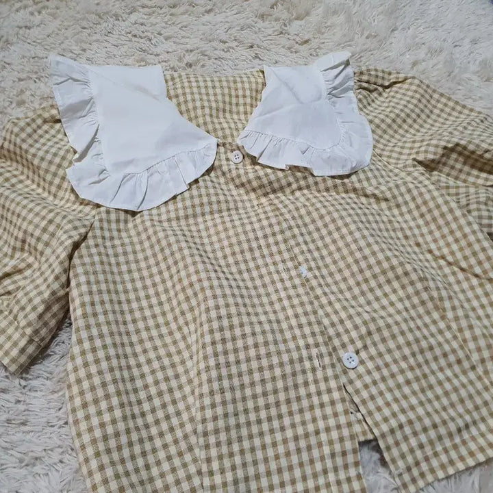 [SOLD OUT] 귀여운 체크 패턴에 프릴이 사랑스러운 블라우스예요. M사이즈로 편하게 입