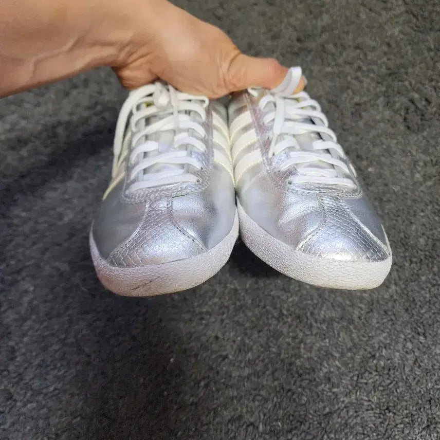 [BUNJANG] Adidas Gazelle Silver Sneakers / 아디다스 가젤 실버   255사이즈